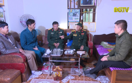 Trung đo&agrave;n Đề Th&aacute;m anh h&ugrave;ng