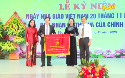 Trường THPT Chuy&ecirc;n Bắc Giang đón nh&acirc;̣n cờ thi đua của Ch&iacute;nh phủ 