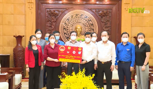 Trưởng Ban D&acirc;n vận Trung ương trao tặng ủng hộ ph&ograve;ng chống dịch