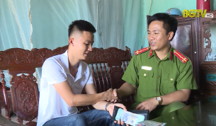 Trưởng c&ocirc;ng an x&atilde; nhặt được của rơi trả người đ&aacute;nh mất