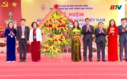 Ph&oacute; B&iacute; thư Thường trực Tỉnh ủy dự Lễ kỷ niệm ng&agrave;y Nh&agrave; gi&aacute;o Việt Nam tại Trường THPT H&agrave;n Thuy&ecirc;n 