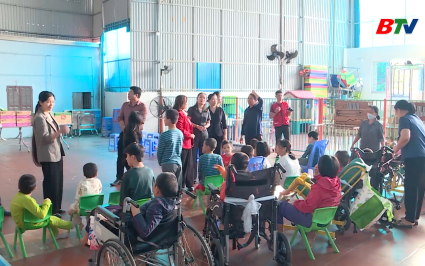 Truyền h&igrave;nh Nh&acirc;n đạo: Hoạt động nh&acirc;n đạo hướng về cộng đồng