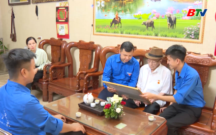 Tự h&agrave;o tấm Huy hiệu Đảng trong ng&agrave;y Tết Độc lập
