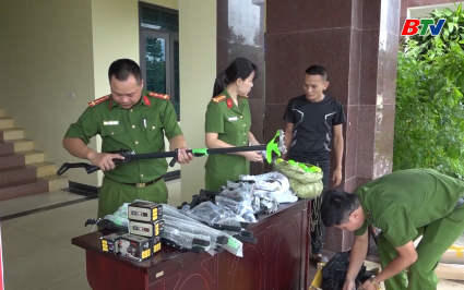 Tự nguyện giao nộp vũ kh&iacute;, vật liệu nổ