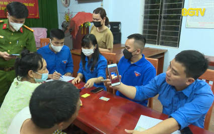 Tuổi trẻ Bắc Giang t&iacute;ch cực hướng dẫn người d&acirc;n c&agrave;i đặt m&atilde; định danh