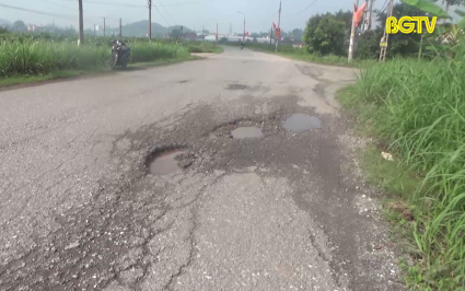 Tuyến đường li&ecirc;n x&atilde; tại T&acirc;n Y&ecirc;n xuống cấp g&acirc;y mất an to&agrave;n giao th&ocirc;ng
