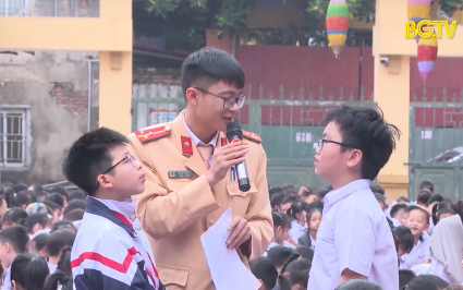 Tuy&ecirc;n truyền, n&acirc;ng cao &yacute; thức tham gia giao th&ocirc;ng cho b&agrave; con v&ugrave;ng DTTS