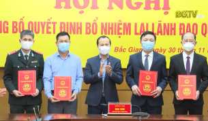 UBND tỉnh c&ocirc;ng bố Quyết định bổ nhiệm lại c&aacute;n bộ