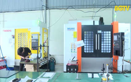 Ứng dụng m&aacute;y m&oacute;c thiết bị, mở rộng quy m&ocirc; sản xuất 