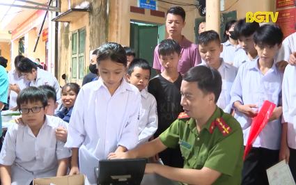 Lạng Giang: Ưu ti&ecirc;n l&agrave;m căn cước cho học sinh trước thềm năm học mới 