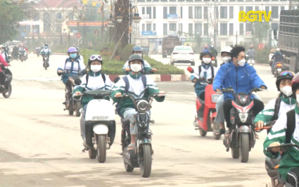 Vẫn c&ograve;n t&igrave;nh trạng học sinh chưa đủ tuổi đi xe m&aacute;y điện 