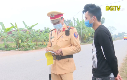 Vẫn c&ograve;n xe &ocirc; t&ocirc; kinh doanh vận tải chưa đổi biển trắng sang biển v&agrave;ng
