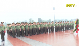 Văn ph&ograve;ng Bộ C&ocirc;ng an d&acirc;ng hoa, b&aacute;o c&ocirc;ng Chủ tịch Hồ Ch&iacute; Minh