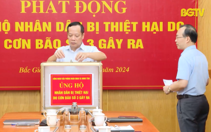 Văn ph&ograve;ng Đo&agrave;n ĐBQH v&agrave; HĐND tỉnh ủng hộ nh&acirc;n d&acirc;n bị thiệt hại b&atilde;o số 3