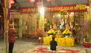 Vắng người lễ ch&ugrave;a đầu năm