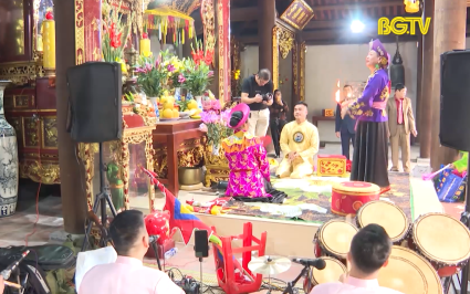Về suối Mỡ nghe h&aacute;t văn, hầu đồng 
