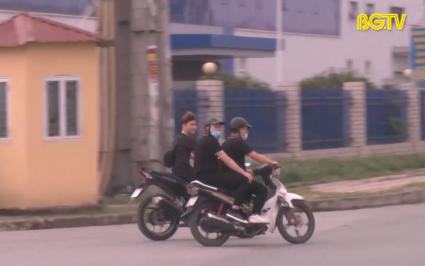 Vi phạm kh&ocirc;ng đội mũ bảo hiểm diễn ra nhiều tr&ecirc;n đường tỉnh 292