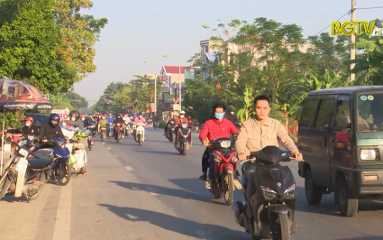 Vi phạm kh&ocirc;ng đội mũ bảo hiểm diễn ra phổ biến tr&ecirc;n quốc lộ 37