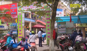 Việc đội mũ bảo hiểm cho học sinh tiểu học vẫn chưa được thực hiện nghi&ecirc;m t&uacute;c