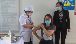 Việt Y&ecirc;n: 59 c&aacute;n bộ, nh&acirc;n vi&ecirc;n y tế được ti&ecirc;m vắc xin ph&ograve;ng Covid- 19
