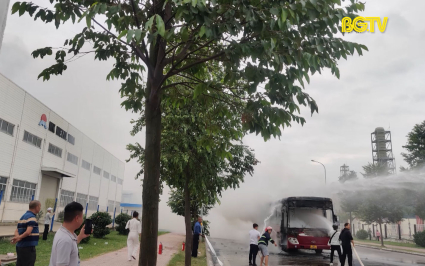 Việt Y&ecirc;n: Ch&aacute;y &ocirc; t&ocirc; chở c&ocirc;ng nh&acirc;n ở KCN V&acirc;n Trung