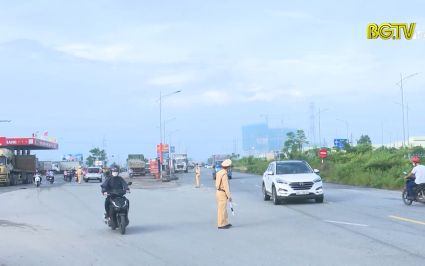 Việt Y&ecirc;n: Đảm bảo trật tự giao th&ocirc;ng giờ cao điểm tr&ecirc;n đường gom KCN