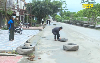 Việt Y&ecirc;n: Di dời vật cản tr&ecirc;n đường tỉnh 295B  