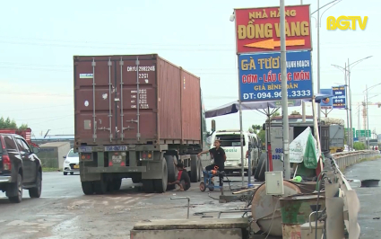 Việt Y&ecirc;n: Người d&acirc;n tự &yacute; lấn chiếm l&ograve;ng đường kinh doanh