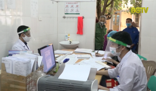 Việt Y&ecirc;n: Nh&acirc;n vi&ecirc;n y tế l&agrave;m mũ bảo hộ ph&ograve;ng chống dịch Covid-19