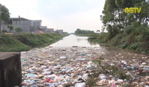 Việt Y&ecirc;n: R&aacute;c thải tr&ecirc;n k&ecirc;nh g&acirc;y &ocirc; nhiễm m&ocirc;i trường