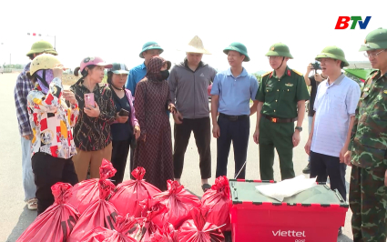 Viettel sử dụng drone vận chuyển h&agrave;ng hỗ trợ người d&acirc;n v&ugrave;ng lũ 