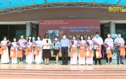 Vinh danh học sinh c&oacute; th&agrave;nh t&iacute;ch xuất sắc trong kỳ thi chọn học sinh giỏi
