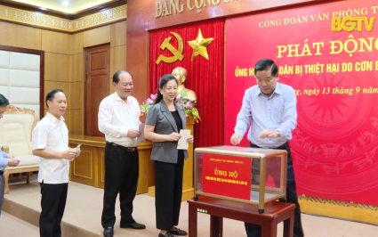 Văn ph&ograve;ng Tỉnh ủy ph&aacute;t động ủng hộ nh&acirc;n d&acirc;n bị thiệt hại b&atilde;o số 3 