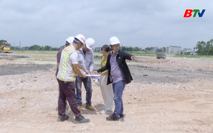 &ldquo;Vượt nắng&rdquo; tr&ecirc;n c&ocirc;ng trường dự &aacute;n t&aacute;i định cư s&acirc;n bay Gia B&igrave;nh 