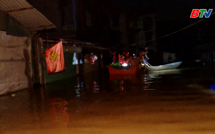 Tam Giang ứng ph&oacute; với nước lũ d&acirc;ng cao 