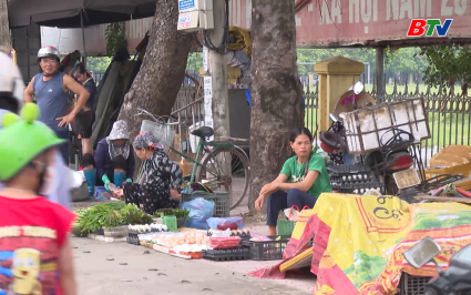 X&atilde; T&acirc;n Y&ecirc;n lập lại trật tự vỉa h&egrave;, l&ograve;ng đường 