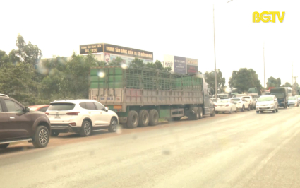 Xe đỗ chờ kiểm định g&acirc;y cản trở giao th&ocirc;ng 