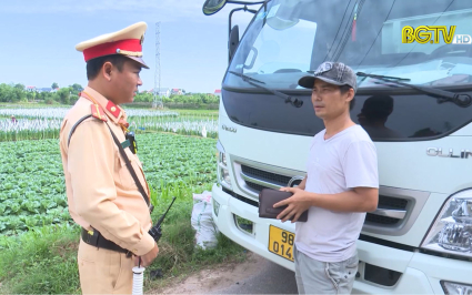 Xử l&yacute; vi phạm giao th&ocirc;ng tr&ecirc;n Quốc lộ 31