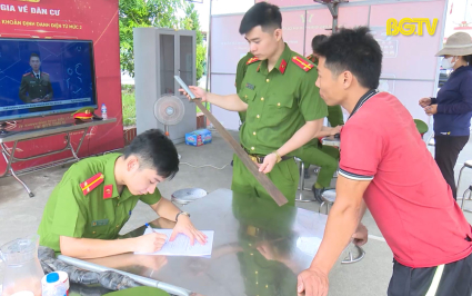 Y&ecirc;n Dũng: Giao nộp gần 200 vũ kh&iacute;, vật liệu nổ, c&ocirc;ng cụ hỗ trợ