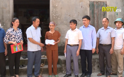 Y&ecirc;n Dũng: Thăm hỏi, hỗ trợ gia đ&igrave;nh, nạn nh&acirc;n bị ch&aacute;y kh&iacute; gas